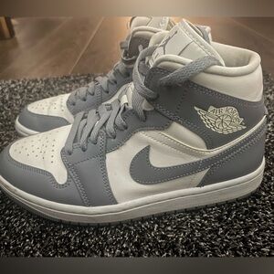 Women’s Air Jordan 1 Mid ‘Stealth size 7